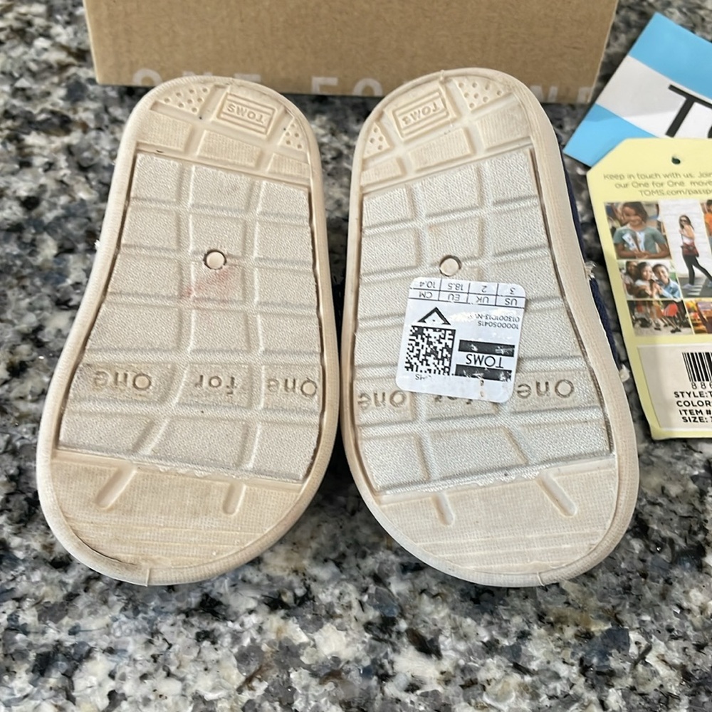 Toms Tiny Classic Canvas Shoes - Picture 2 of 5